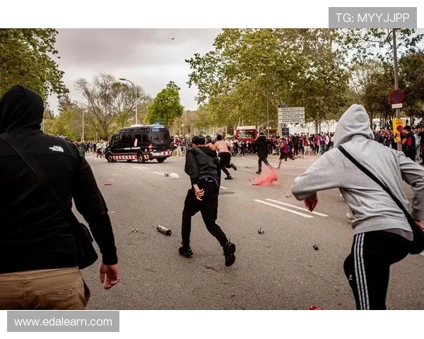 巴黎球迷大巴深夜抛锚高速上80人被困数小时等待救援