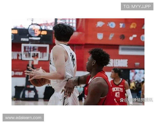 开拓者社区活动精彩瞬间杨瀚森与利拉德亲密互动回馈球迷
